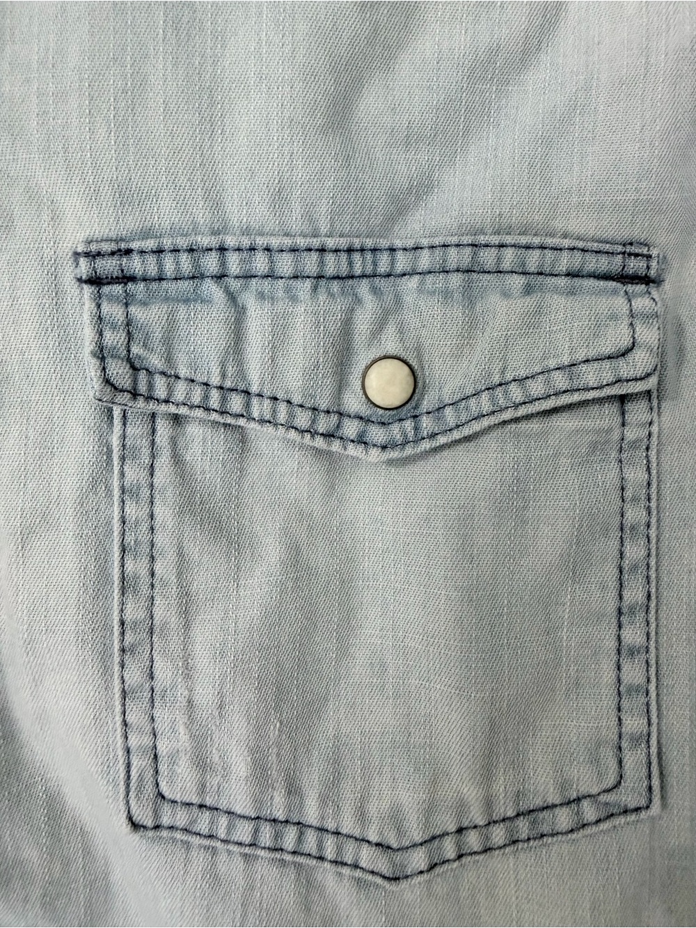 {American Eagle Outfitters} Light Wash Denim Blue Pearl Button-Down Shirt - Picture 6 of 15